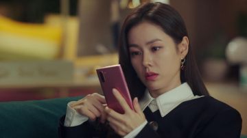 Work Outfit of Yoon Se-ri (Son Ye-jin) in Crash Landing on You (S01E01)