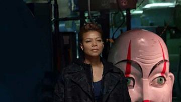 Tenues de The Equalizer : Queen Latifah porte un long trench-coat imprimé noir pour incarner Robyn McCall dans l’épisode 1 de la saison 3