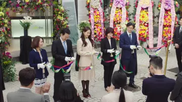 Shop opening of Yoon Se-ri (Son Ye-jin) in Crash Landing on You (S01E02)