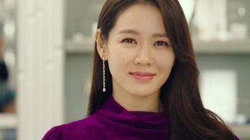 Firma de Swarovski de Yoon Se-ri (Son Ye-jin) en Crash Landing on You (S01E02)
