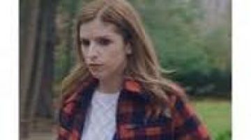 Veste à carreaux rouges portée par Darby (Anna Kendrick) dans la série télévisée Love Life (saison 1, épisode 8)