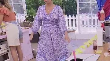 Robe à fleurs de Julia Vignali dans Le meilleur pâtissier du 9 décembre.