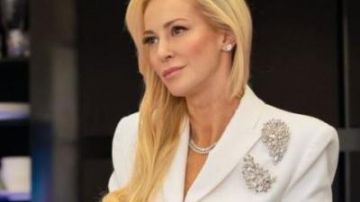 Blazer de traje blanco usado por Catherine Black (Louise Linton) como se ve en la película Me You Madness
