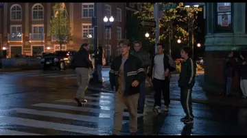 Les looks du film Will Hunting: Matt Damon porte un pantalon chino beige pour son rôle de Will