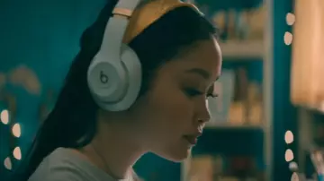 Lara Jean (Lana Condor) utilise un casque audio Beats by Dre dans le film dans le film À tous les garçons : pour toujours et à jamais