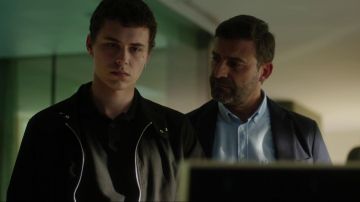 La veste harrington noire portée par Ander (Arón Piper) dans Élite (Saison 1)