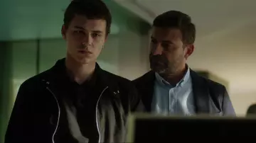 La veste harrington noire portée par Ander (Arón Piper) dans Élite (Saison 1)