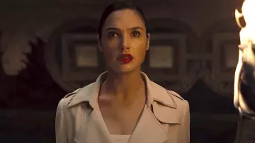 Gabardina blanca usada por Diana Prince (Gal Gadot) en los trajes de la película de Zack Snyder Justice League