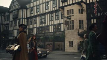 Abrigo largo de cuero usado por Catherine / Maid (Emily Beecham) como se ve en la película Cruella