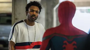 T-shirt rayé porté par Aaron Davis (Donald Glover) comme on le voit dans les tenues du film Spider-Man Homecoming