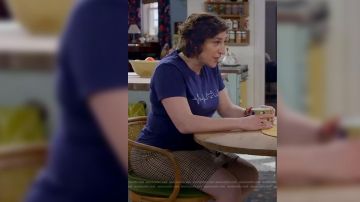 Le T-Shirt Cat Heartbeat de Kat (Mayim Bialik) dans Call Me Kat (S01E08)