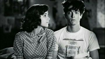 Eric Stoltz Back to the Future Les Paul Tshirt of Marty Mcfly (Eric Stoltz) in Back to the Future