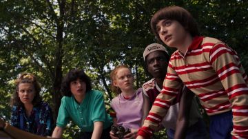 The blue print shirt worn by Eleven (Millie Bobby Brown) in the Stranger Things series (S03E04)