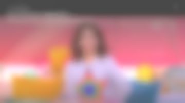 Pull étoilé  portée par Présentatrice Faustine Bollaert __ Ça commence aujourd'hui