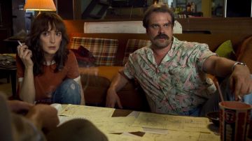 The printed shirt worn by Jim Hopper (David Harbour) in the series Stranger Things (Season 3 Episode 6)