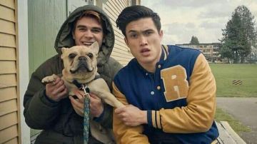 Original movie bomber Bulldogs production de Reggie Mantle (Charles Melton) dans Riverdale (S01E03)