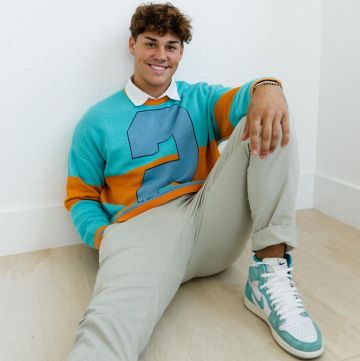 Jordans azules y blancos usados por Noah Beck en la cuenta de Instagram @noahbeck