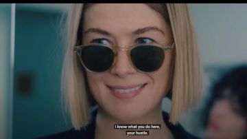 Les lunettes de soleil à branches translucides de Marla Grayson (Rosamund Pike) dans le film I Care a Lot