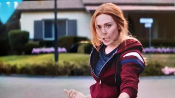 La veste à capuche portée par Wanda Maximoff (Elizabeth Olsen) dans la série WandaVision (S01E09)