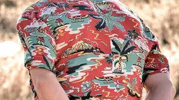 Camisa hawaiana aloha ralph lauren de Nyles (Andy Samberg) en Palm Springs