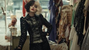 Chaqueta de cuero en negro usada por Cruella de Vil (Emma Stone) en la película Cruella 2021
