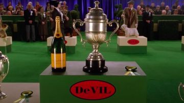 La botella de 75cl de Veuve Clicquot en la exposición canina Cruella de Vil (Glenn Close) en 102 dálmatas