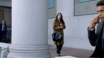 Le sac noir Givenchy porté par Laurel Castillo (Karla Souza) dans la série télé Murder (Saison 5 Episode 5)