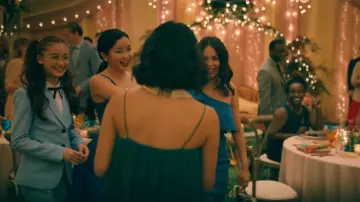 La veste de costume bleue portée par Kitty (Anna Cathcart) dans le film À tous les garçons : pour toujours et à jamais