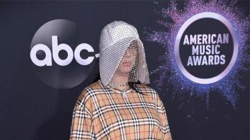 Burberry Check Oversized T-shirt worn by Billie Eilish at 2019 Amas
