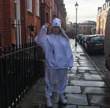Pantalon de survêtement blanc Blohsh porté par Billie Eilish sur son compte Instagram le 15 février 2018