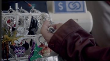 El cisne de Neil a Emma Swan de Emma Swan (Jennifer Morrison) en Érase una vez (S02E06)