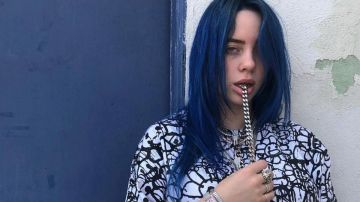 T-shirt Murakami Takashi Crâne noir et blanc porté par Billie Eilish sur son compte Instagram
