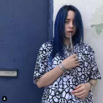 T-shirt Murakami Takashi Crâne noir et blanc porté par Billie Eilish sur son compte Instagram