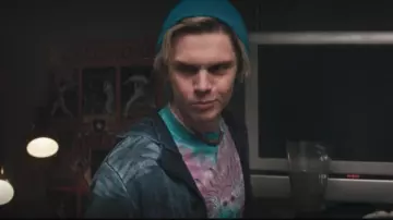 Le t-shirt tie and dye soleil bleu et rose porté par Pietro (Evan Peters) dans la série WandaVision (Saison 1 Épisode 7)
