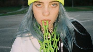 Camisa de dos tonos Tres Rasché usada por Billie Eilish en su cuenta de Instagram