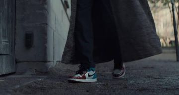 La pareja de Nike Jordan One Retro High Fearless de Assane Diop (Omar Sy) en la serie Lupin (S01E04)