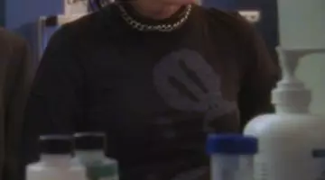 Le t-shirt gris tête de mort de Abby (Pauley Perrette) dans NCIS S03E14