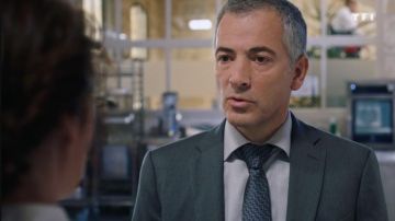 Dark gray blazer worn by Guillaume Devaut (Bruno Putzulu) in Here it all begins (Episode 15)