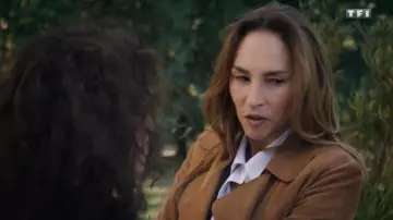 Veste de biker - couleur kamel porté par Rose Latour (Vanessa Demouy) dans Ici tout commence (Episode 21)