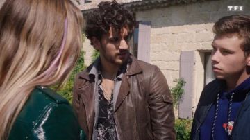 Blouson en cuir marron porté par Greg Delobel (Mikaël Mittelstadt) dans Ici tout commence (Episode 21)