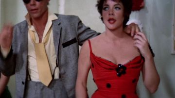 Robe rouge de Rizzo (Stockard Channing) dans Grease