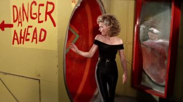 Haut noir de Sandy (Olivia Newton-John) dans Grease