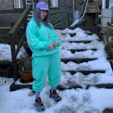 Le pantalon de survêtement Born x Raised porté par Billie Eilish sur son compte Instagram
