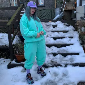 Le sweatshirt à capuche bleu pastel Born x Raised porté par Billie Eilish sur son compte Instagram