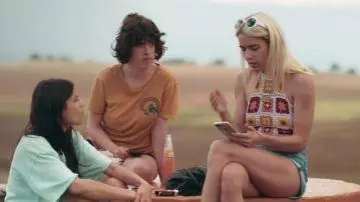 Unstoppable crochet top of Vera (Tessa Ia) in The flights (S01E10)