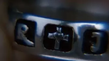 La bague de marriage R + J "I Love Thee" portée par Roméo (Leonardo DiCaprio) dans le film Romeo + Juliette