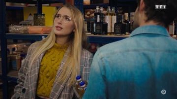 Pull en laine jaune moutarde porté par Hortense (Catherine Davydzenka) dans Ici tout commence (Episode 42)