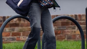 Vaqueros Mother Two Toned usados por Daphne Dynevor en Manchester el 25 de marzo de 2021