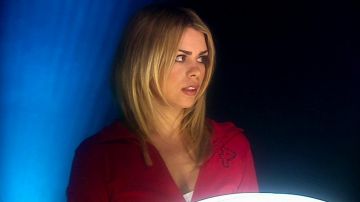 Veste Punkyfish de Rose Tyler (Billie Piper) dans Doctor Who (S01E12)