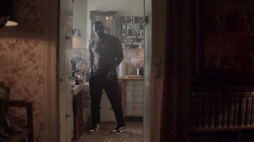 El par de zapatillas Nike Jordan usó sin miedo Assane Diop (Omar Sy) en la serie Lupin (S01E09)
